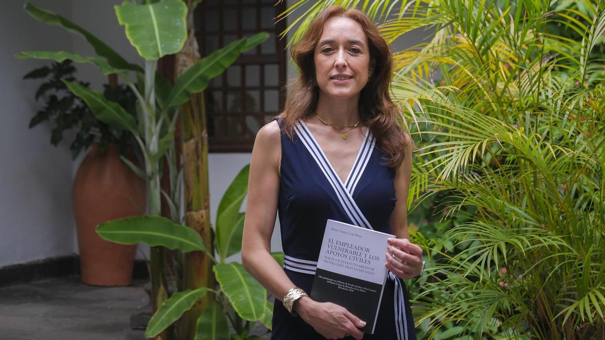 Cristina Caja Moya, jueza, investigadora y profesora universitaria, con su libro 'El empleador vulnerable'