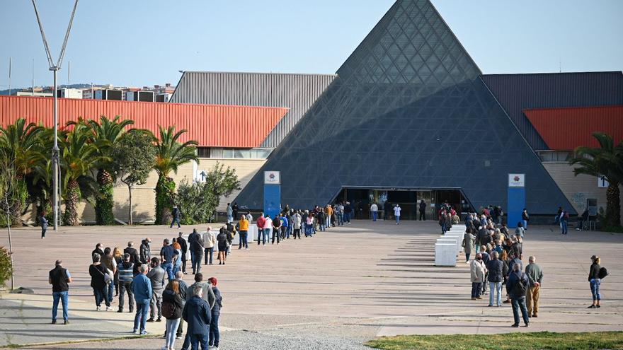 Colas en el exterior de la Fira de Cornellà para recibir la vacuna del coronavirus