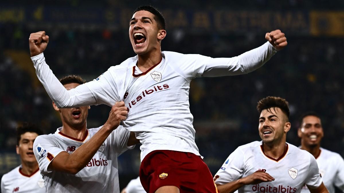 Cristian Volpato, celebrando un gol junto con sus compañeros de la Roma