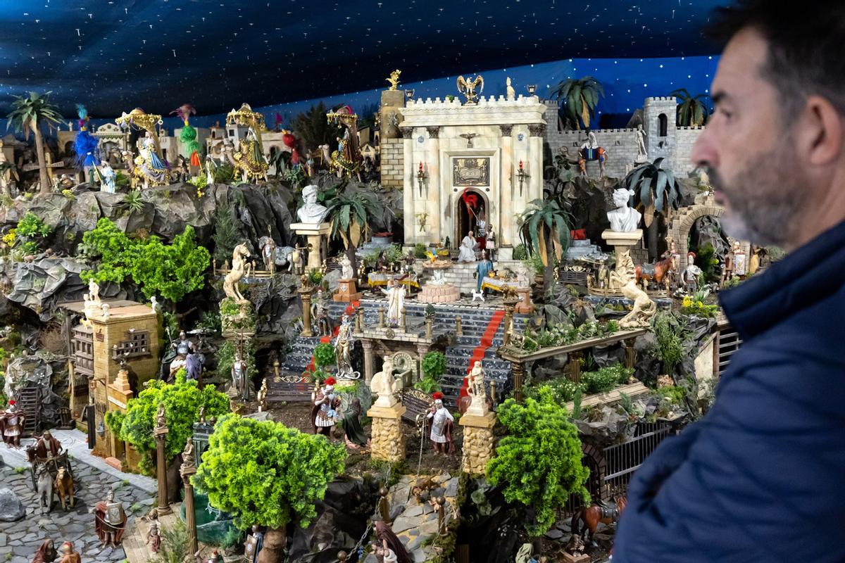 El belenista malagueño Diego Alonso ha invertido nueve meses de trabajo en el belén.