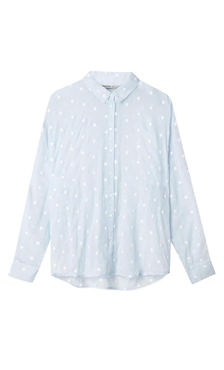 Camisa lunares bordados de Stradivarius. (Precio: 17,99 euros)