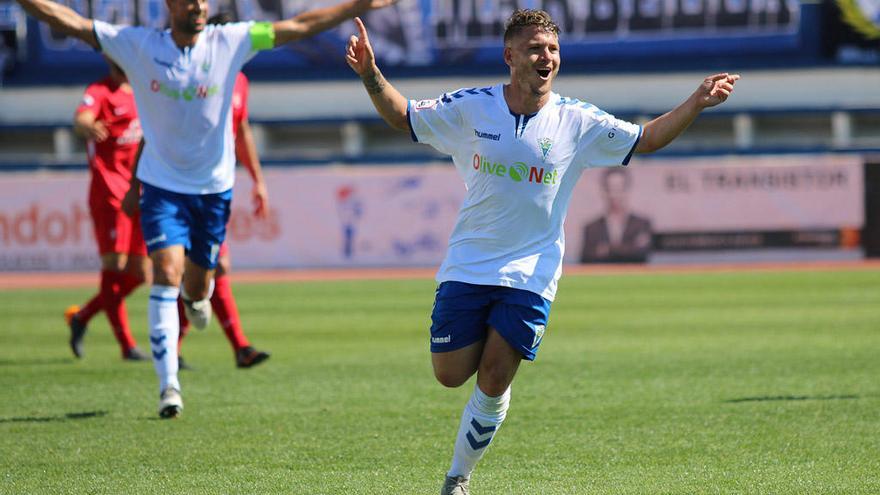 Juanma celebra uno de sus dos tantos.