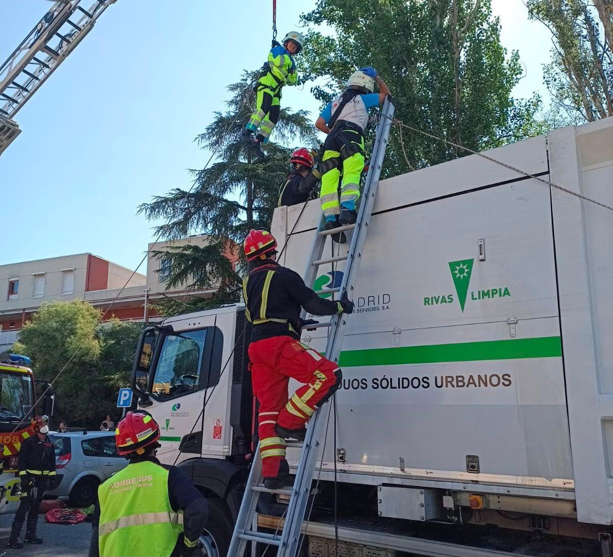 Los servicios de Emergencia ayudan a la mujer a salir del camión.