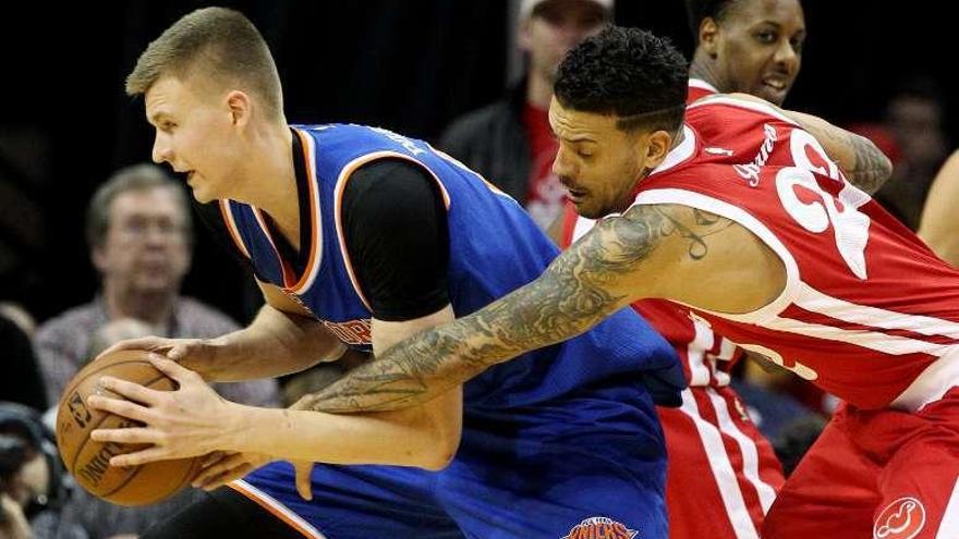 Barnes defiende a Porzingis. // Mike Brown