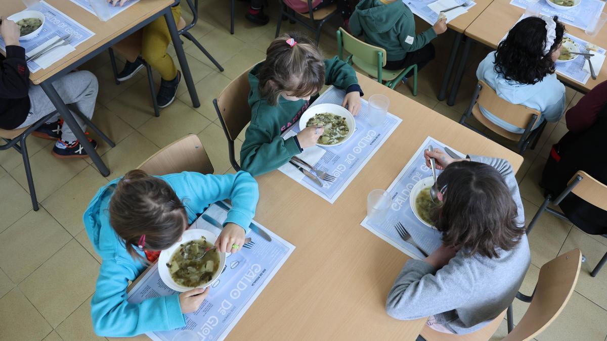 Alumnos en un comedor escolar de Vigo.