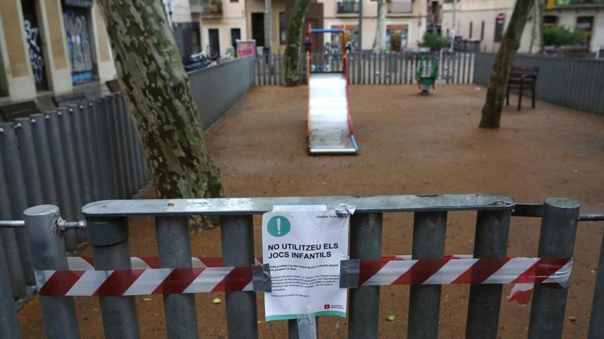 Un parque infantil cerrado en Barcelona durante la pandemia.