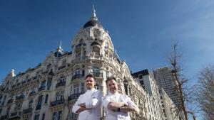 Martín Berasategui junto con su jefe de cocina en El Club Allard, José María Goñi.