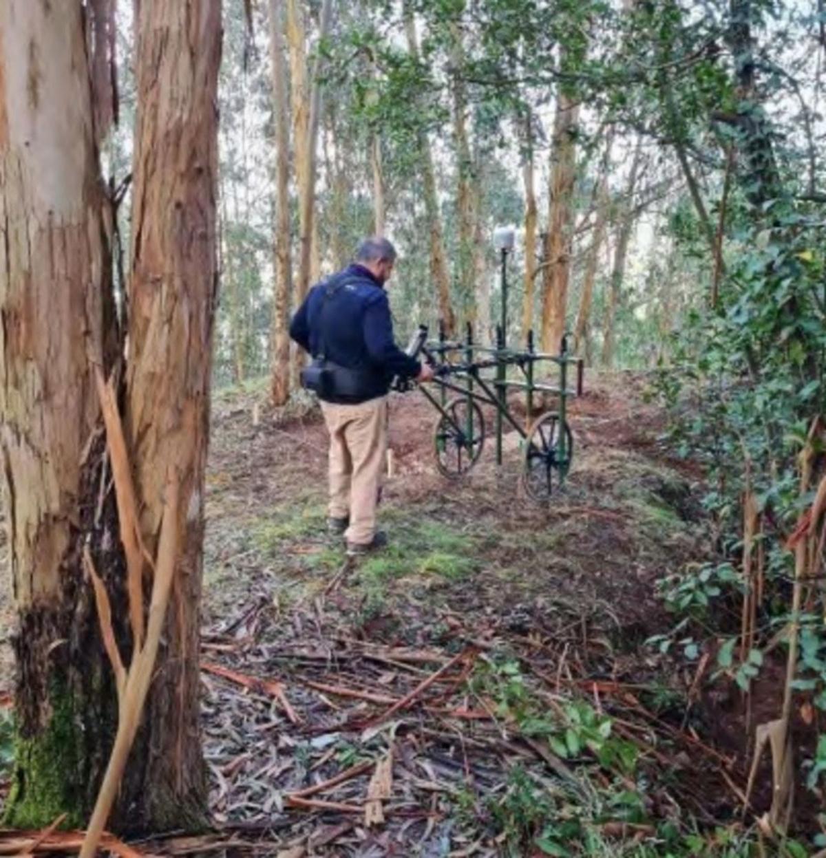 Prospecciones geofísicas realizadas con magnetómetro en la cima del Pico Castiello. | MARA VILLAMUZA