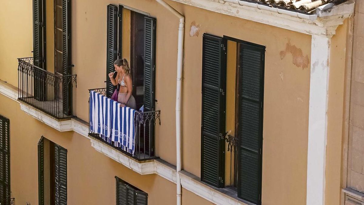 El Parlament vota la ley para prevenir fiestas ilegales en viviendas que se comercializan como estancias turísticas