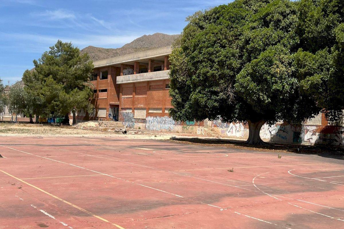 Edificio y parcela del antiguo IES Vega Baja ofrecidos para el nuevo cuartel