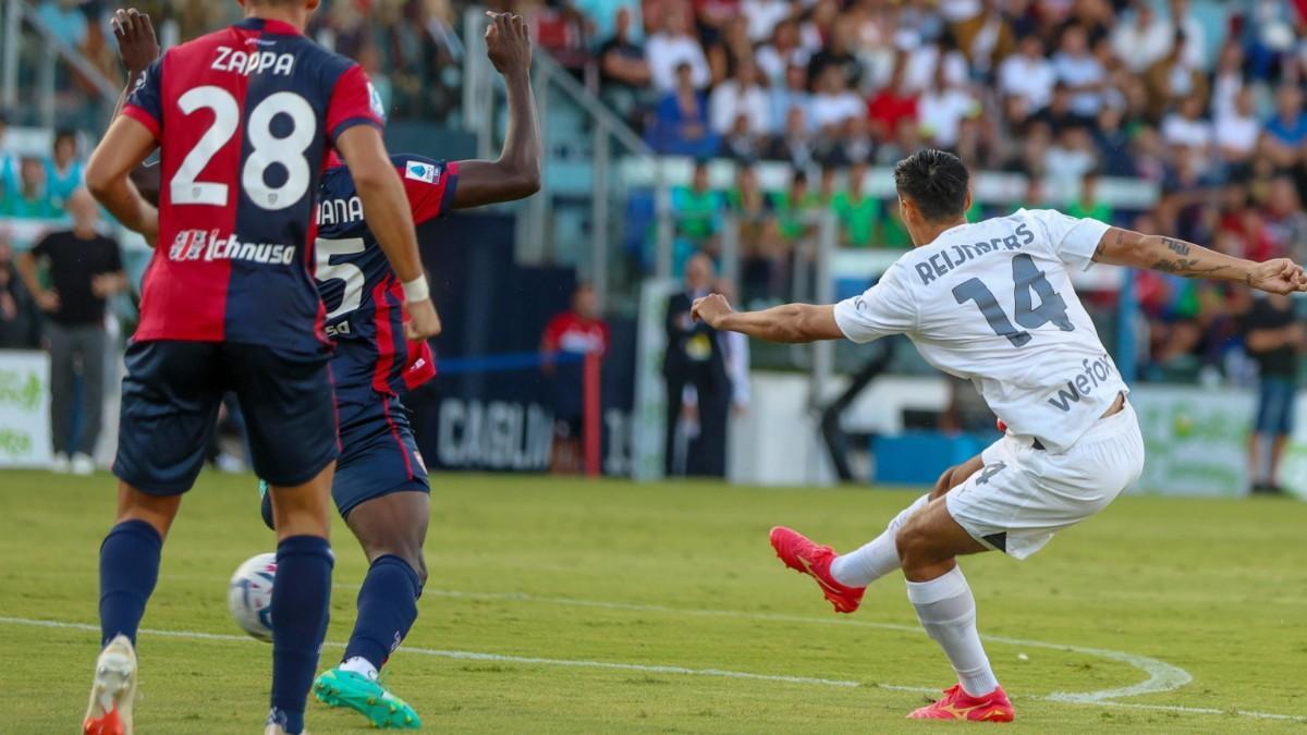 Tijjani Reijnders, del Milan, chuta a portería ante la oposición de la defensa del Cagliari