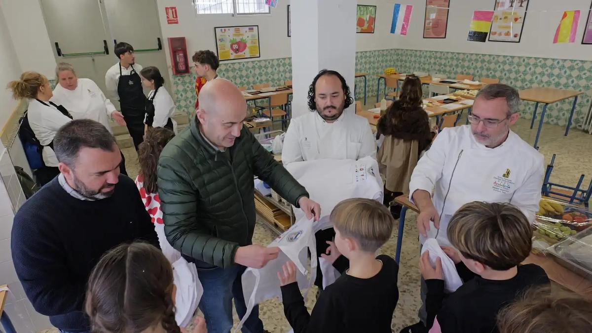 Alumnos del CEIP San Sebastián, durante el taller de este programa de educación culinaria en Archidona