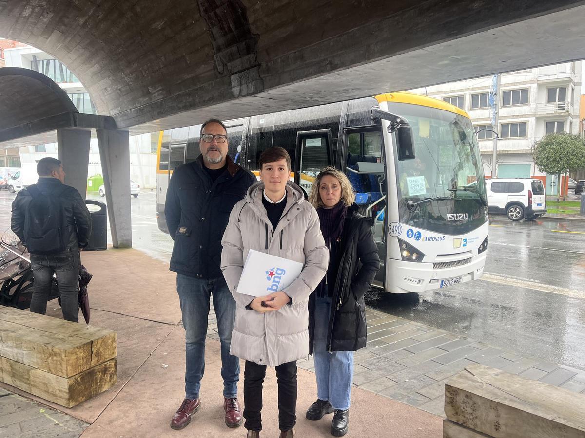 Luis Pérez, no centro, acompañado de Rafa Pazos e Veva Betanzos, na estación de buses.