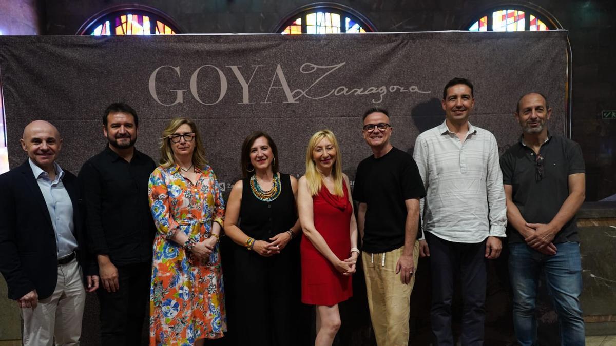 Sara Fernández, la consejera de Cultura, Educación y Turismo, Vicky Calavia, comisaria del programa, junto a los autores de los proyectos seleccionados de la segunda edición de 'Zaragoza y Goya, de cine'.