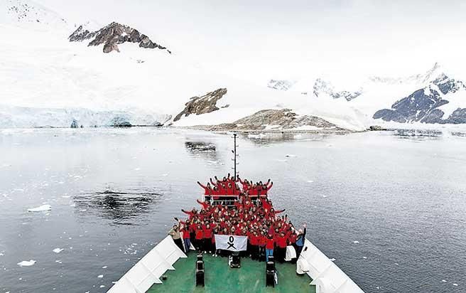 Mano femenina contra  el cambio climático