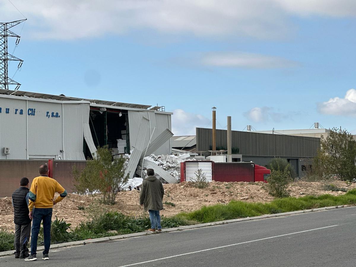 Grave explosión en una nave industrial de Ibi