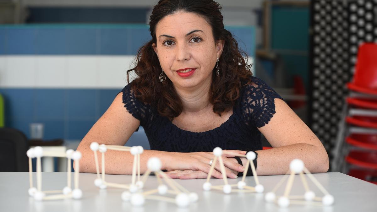 Ana Esther Galán, con estructuras que utilizan sus hijos.