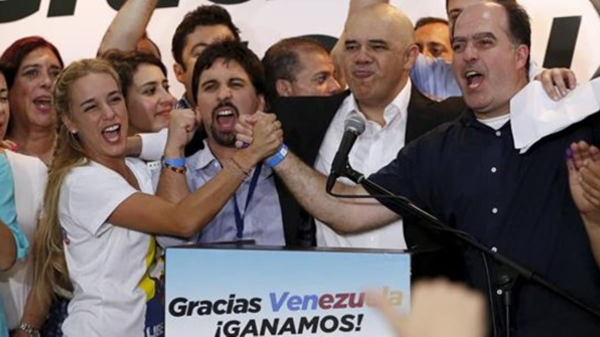 Lilian Tintori (izq), esposa del dirigente encarcelado Leopoldo López, celebra con otros representantes de la MUD la victoria electoral, en Caracas.