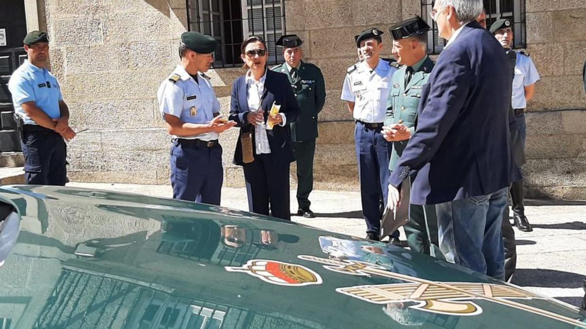 Maica Larriba con responsables de la Guardia Civil y la GNR.   | // FDV