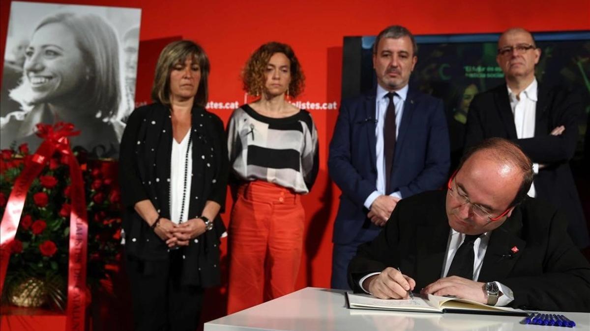 El primer secretario del PSC, Miquel Iceta en la sede del PSC en Barcelona, acompañado de Nuria Marin, Meritxell Batet, Jaume Collboni y Jose Zaragoza.