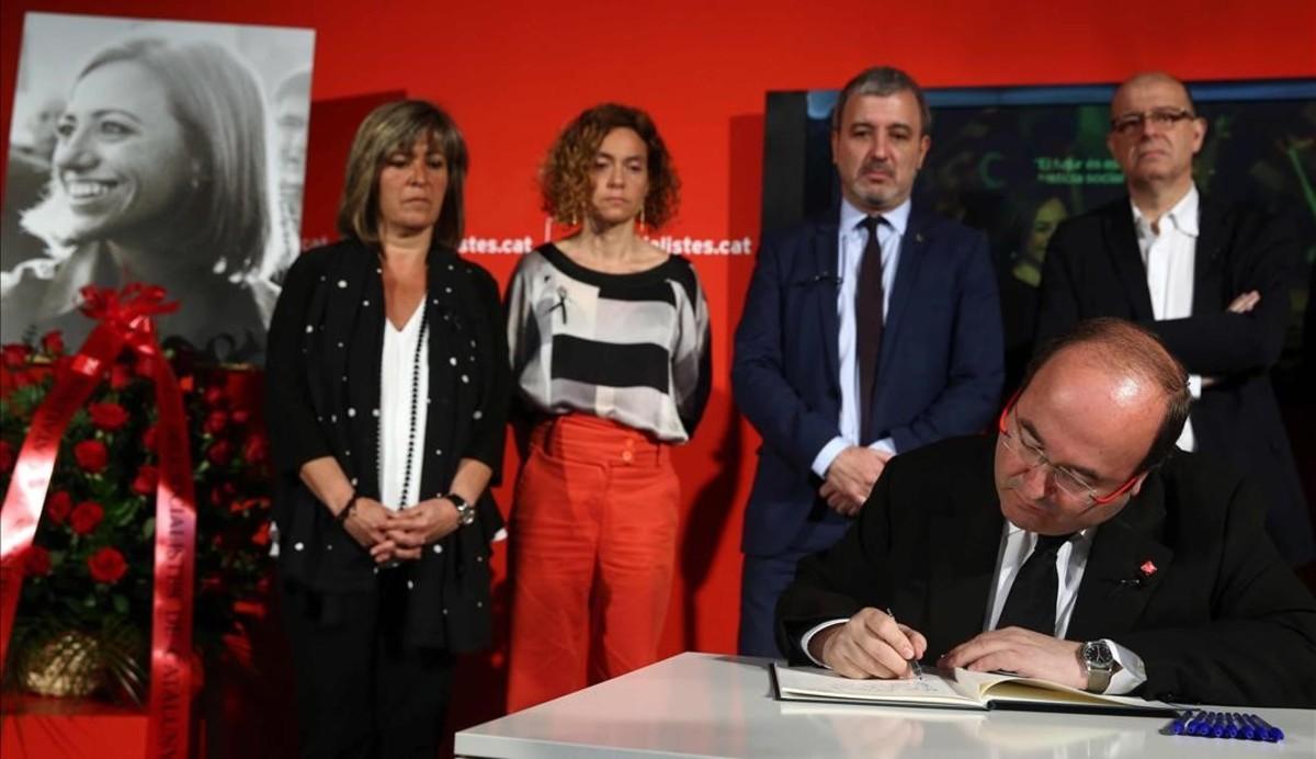 El primer secretario del PSC, Miquel Iceta en la sede del PSC en Barcelona, acompañado de Nuria Marin, Meritxell Batet, Jaume Collboni y Jose Zaragoza.