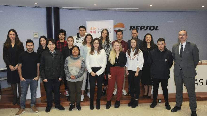 Repsol beca a una veintena de estudiantes