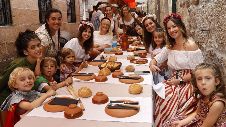 Los pontevedreses disfrutaron de la tradicional comida de Feira Franca a pesar de la lluvia