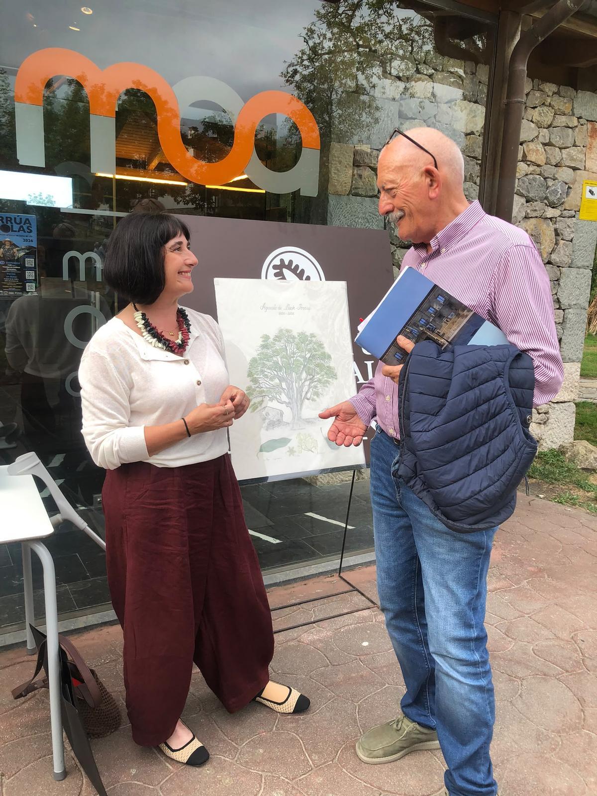 Ramón Rodriguez, director del RIDEA, e Isabel Glez, autora del dibujo conmemorativo del 120.º aniversario del aguacate.