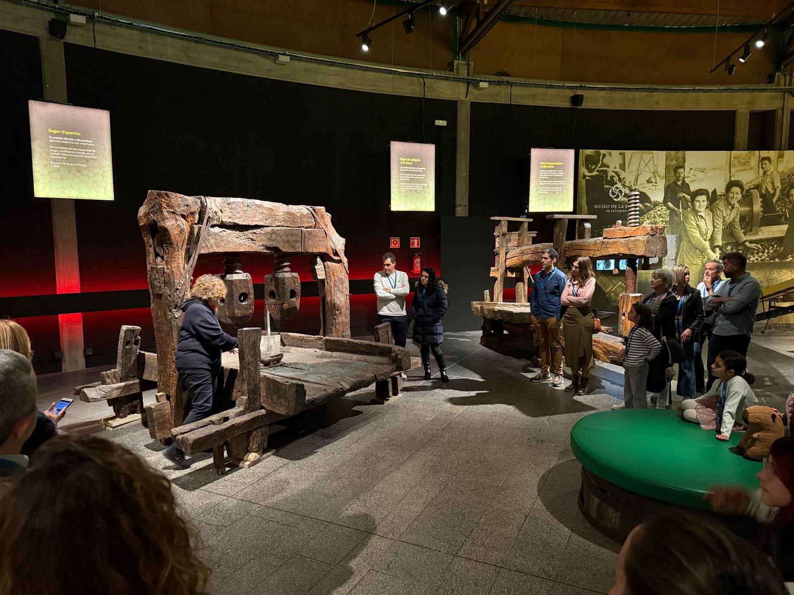 La Semana de la Floración del Manzano concluye con una visita al 'Sancta Sanctorum' de la cultura sidrera asturiana