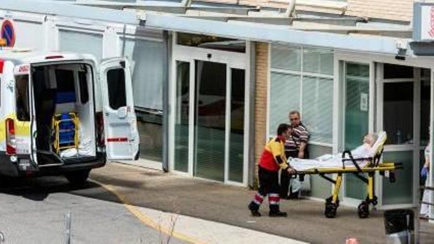 Los sanitarios bajan a un herido de la ambulancia en el hospital.