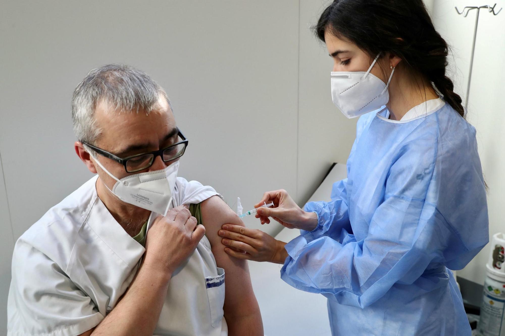 Un profesional del hospital de Mieres recibiendo su dosis de vacuna.