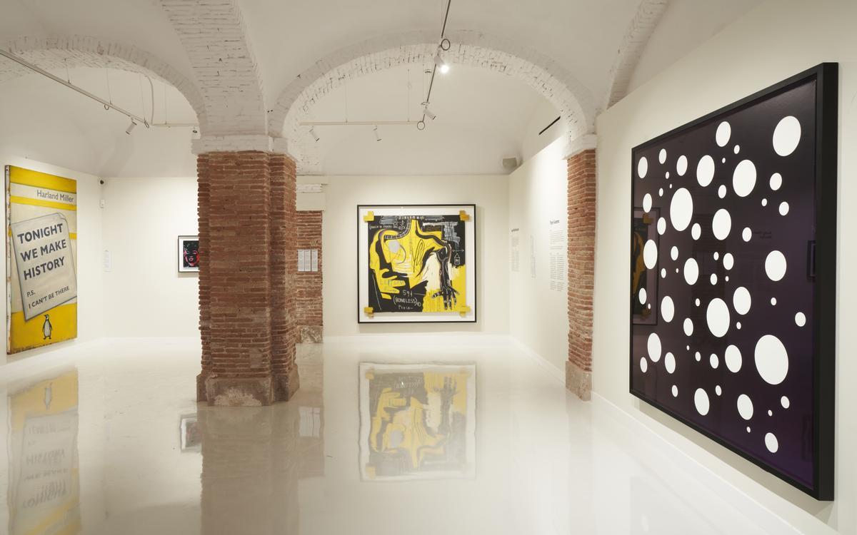 Sala del Moco Museum de Barcelona, con una obra de Basquiat, 'Kusama'.  