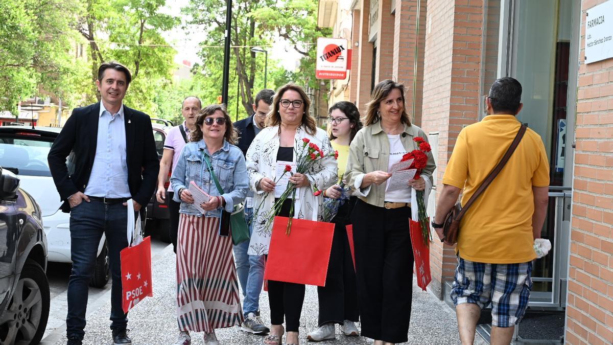 La candidata socialista, Rosa Serrano, junto a la portavoz municipal del PSOE, Lola Ranera.