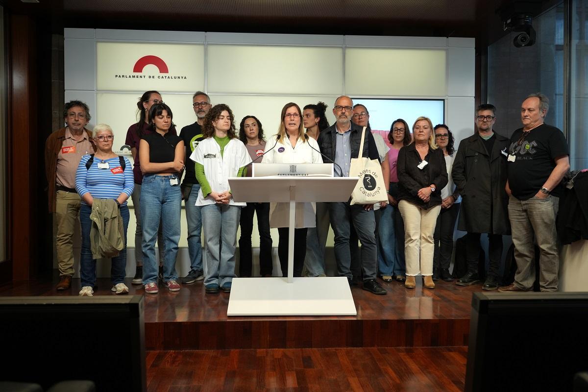 Colectivos de médicos este jueves en el Parlament denunciando el plan de incentivos a los CAP