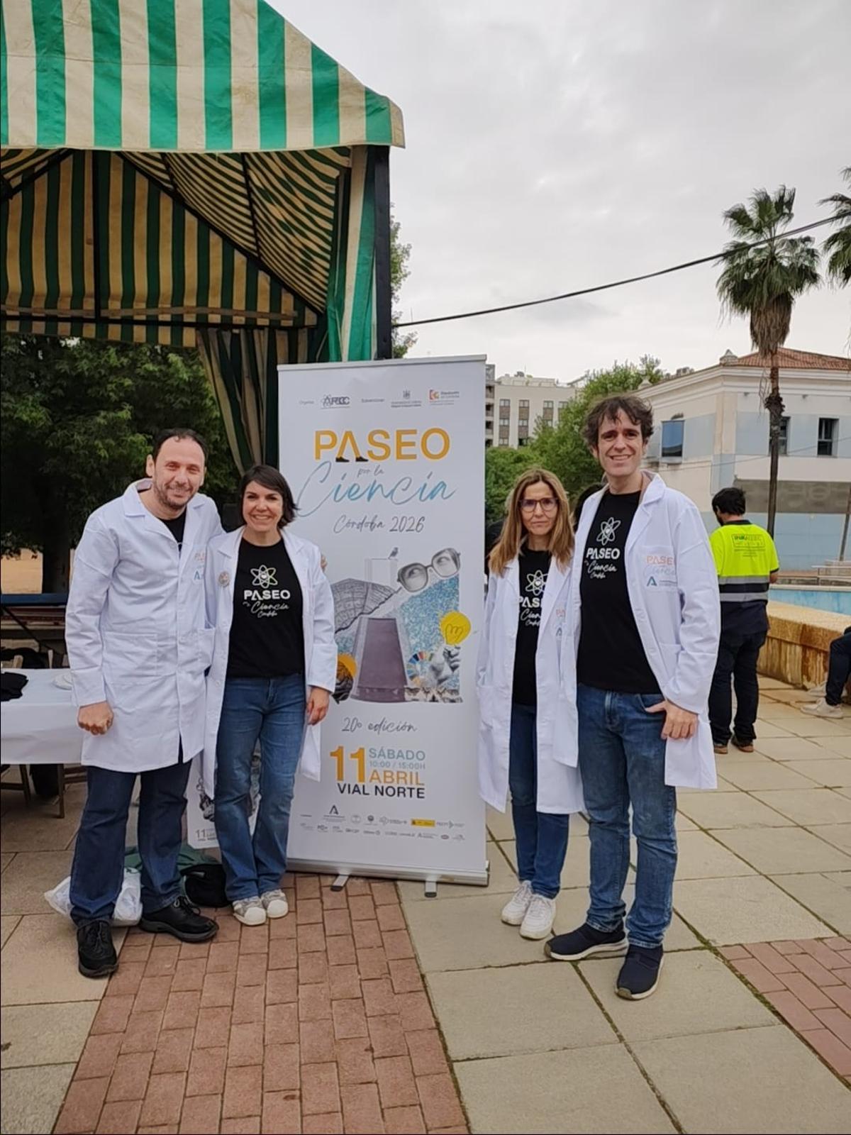 Laura Villafuerte junto a otros miembros de la Asociación por la Cultura Científica.