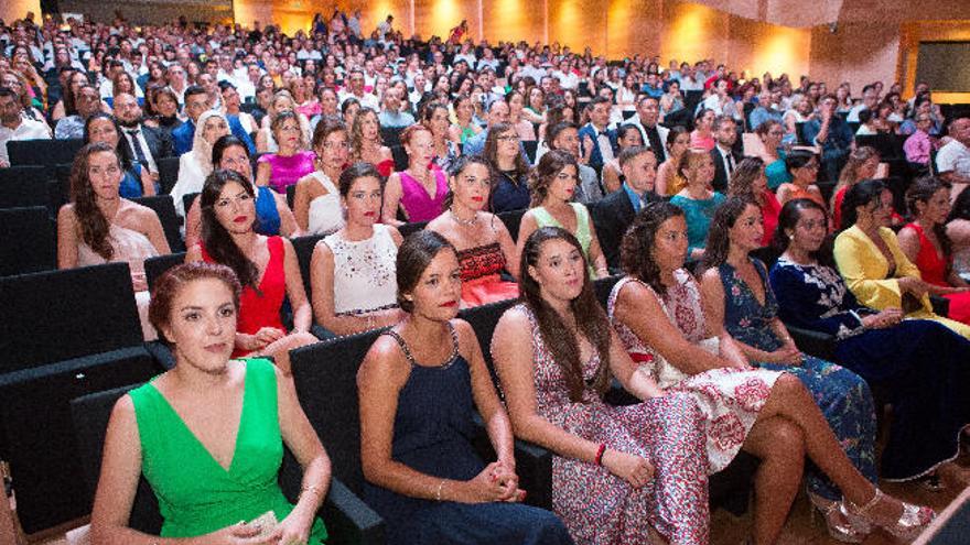 Imagen de los nuevos graduados y público asistente al acto de entrega de orlas de la Escuela de Enfermería,ayer.