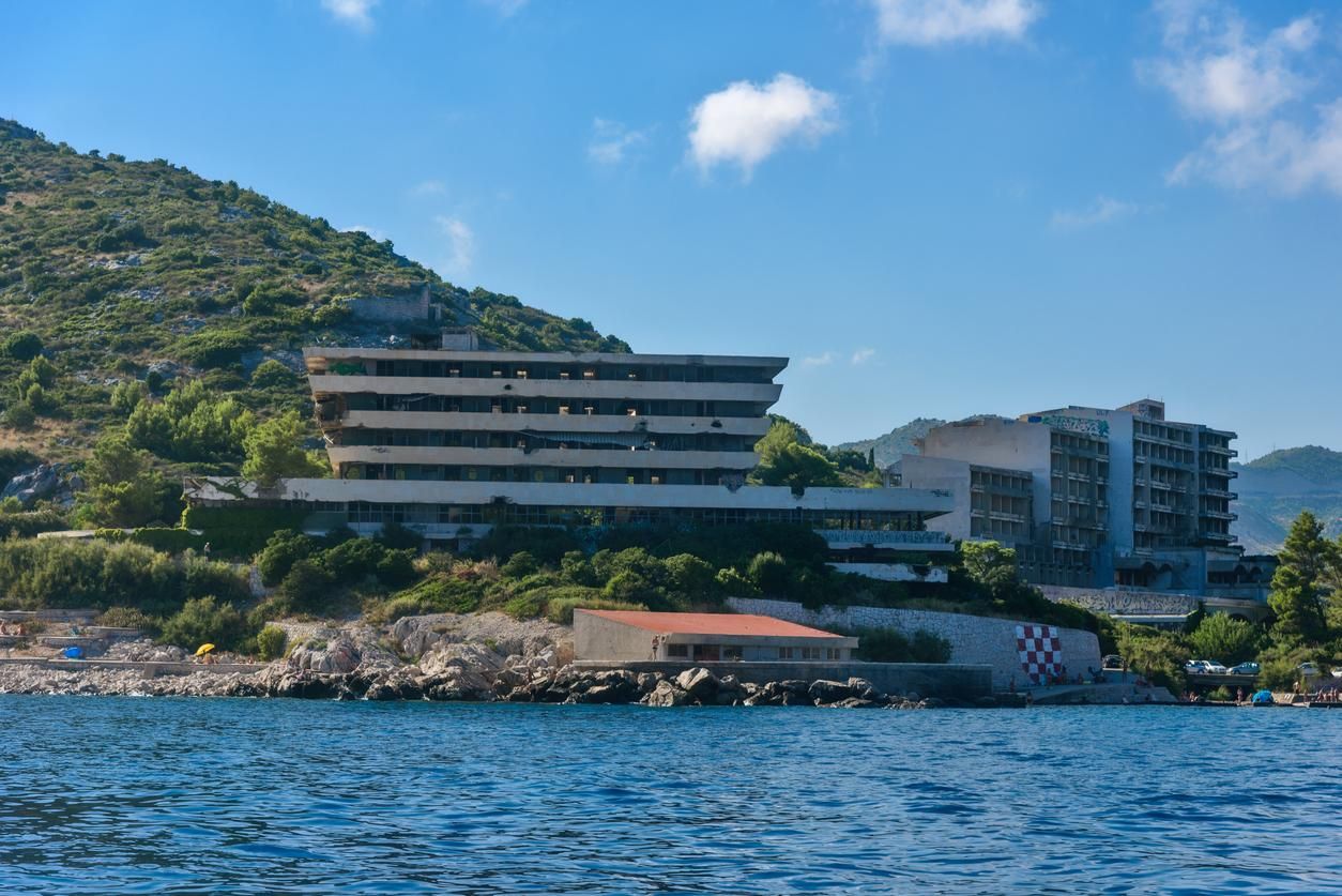 Hoteles abandonados en la bahía de Kupari en Croacia.