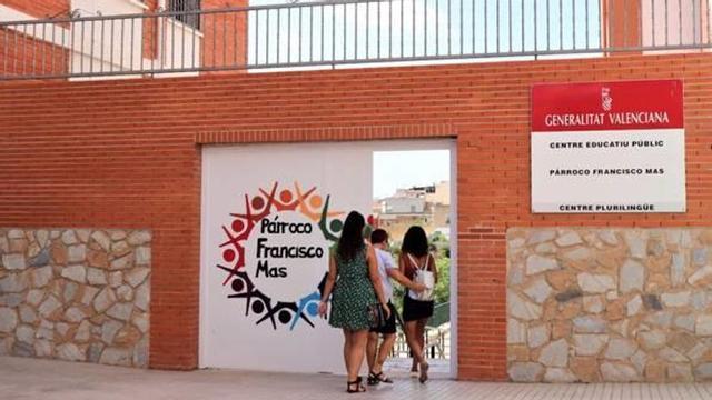 Alumnos con sus padres a las puertas de uno de los colegios donde se imparte Religión Islámica.