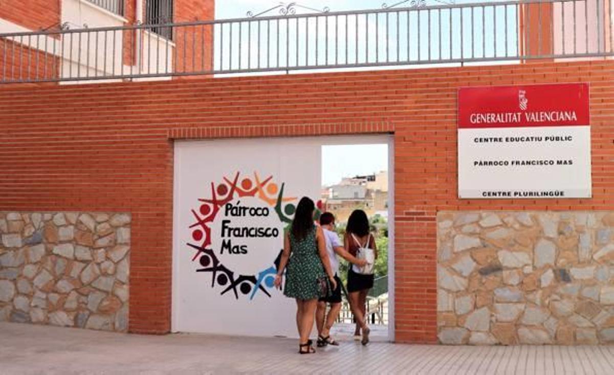 Alumnos con sus padres a las puertas de uno de los colegios donde se imparte Religión Islámica.