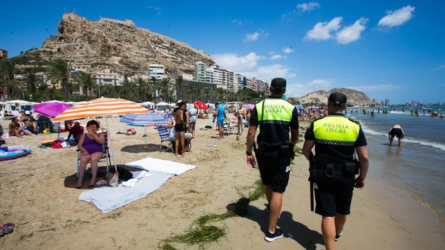 Agentes de Policía Local por las playas de Alicante