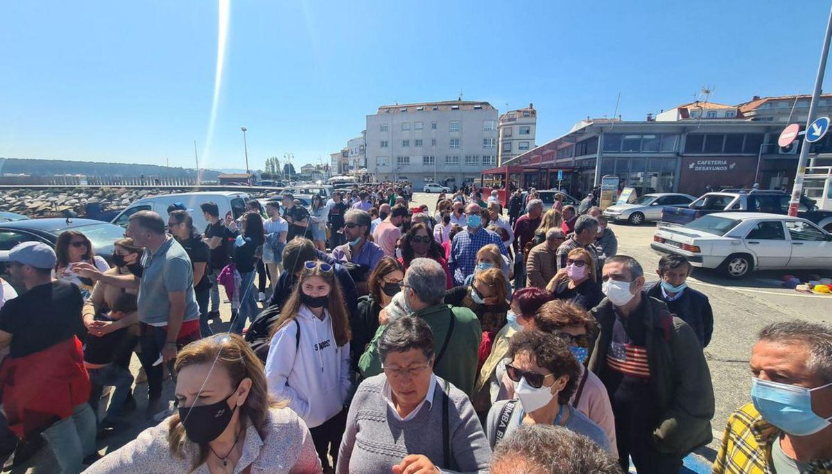 Turistas y vehículos en la zona portuariade O Grove . | // M. MÉNDEZ
