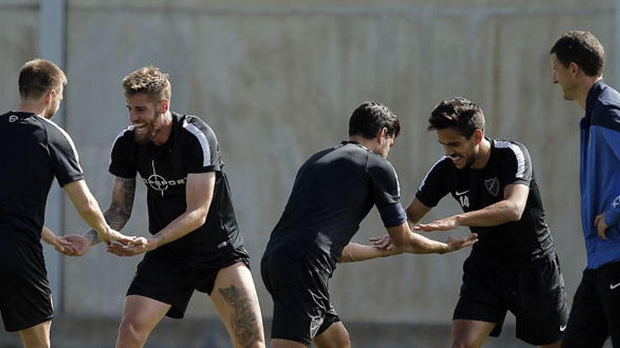 Los jugadores del Málaga realizan ejercicios de agilidad durante la sesión de ayer en el Anexo.