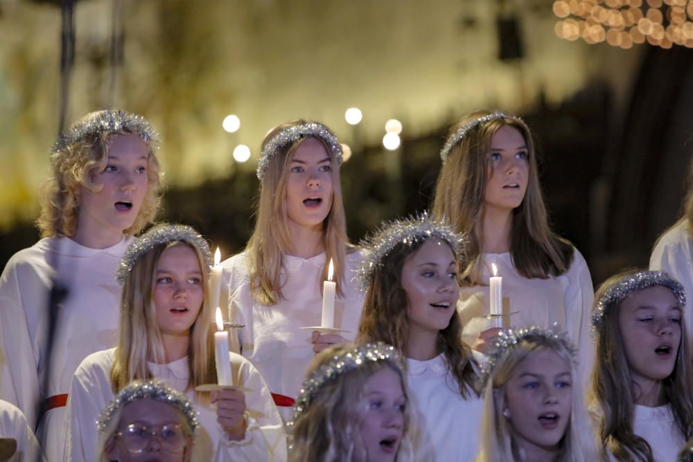 La celebración de Santa Lucía llena la Catedral de público