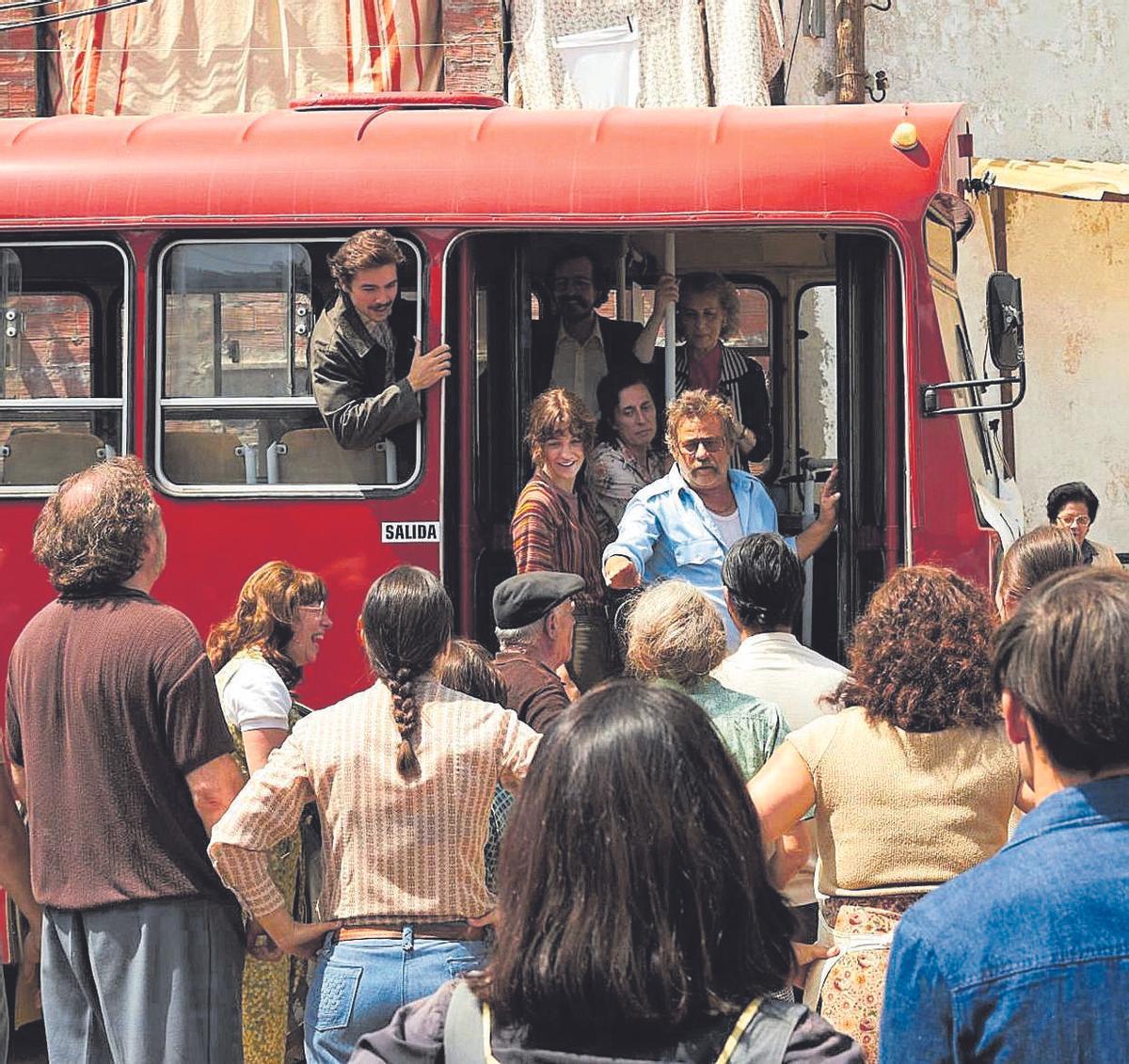 "El 47" cuenta la historia de un acto de disidencia pacífica y el movimiento vecinal de base que en 1978 transformó Barcelona y cambió la imagen de sus suburbios para siempre. Manolo Vital era un conductor de autobús que se adueñaba del bus de la línea 47 para desmontar una mentira que el Ayuntamiento se empeñaba en repetir: los autobuses no podían