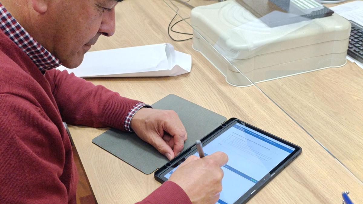 Un ciudadano utiliza el nuevo sistema de firma biométrica.