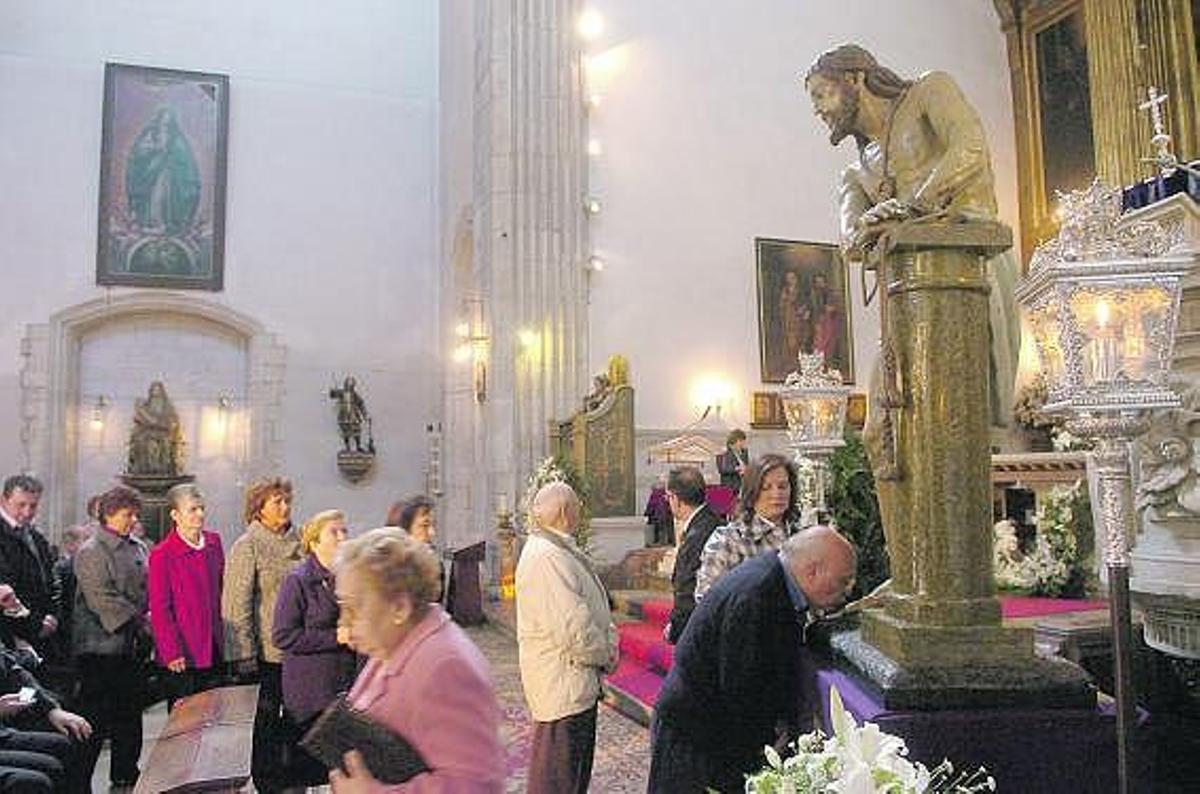 Los Estudiantes dan lecciones Besapiés de Jesús flagelado, en La Corte, a cargo de la Cofradía del Silencio