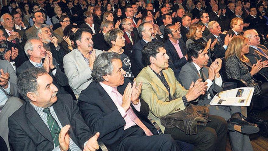 El público llenó el Teatro Principal en la gala de entrega.  // Rafa Vázquez