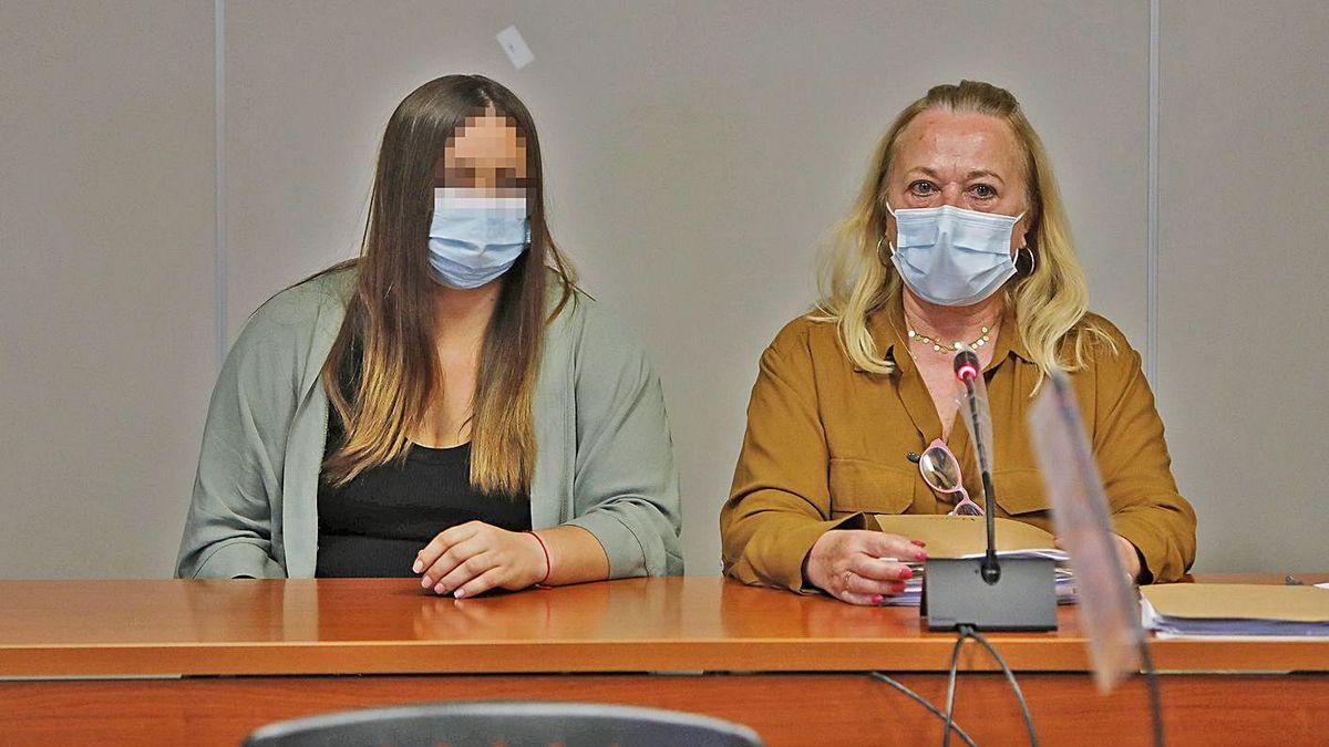 María G. M., la madre de los pequeños, durante un momento del juicio junto a su abogada.