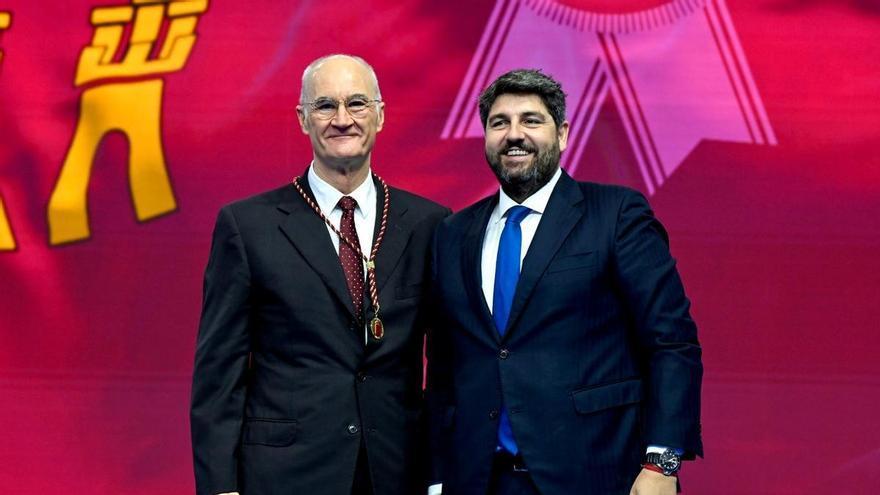 El doctor Ripoll recibe la medalla de oro de la Región de Mu