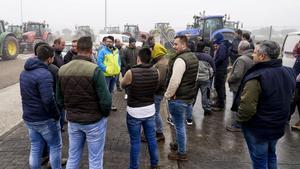 Protesta de agricultores de la provincia de Valladolid con tractores se han concentrado en el Polígono Industrial de Tordesillas.